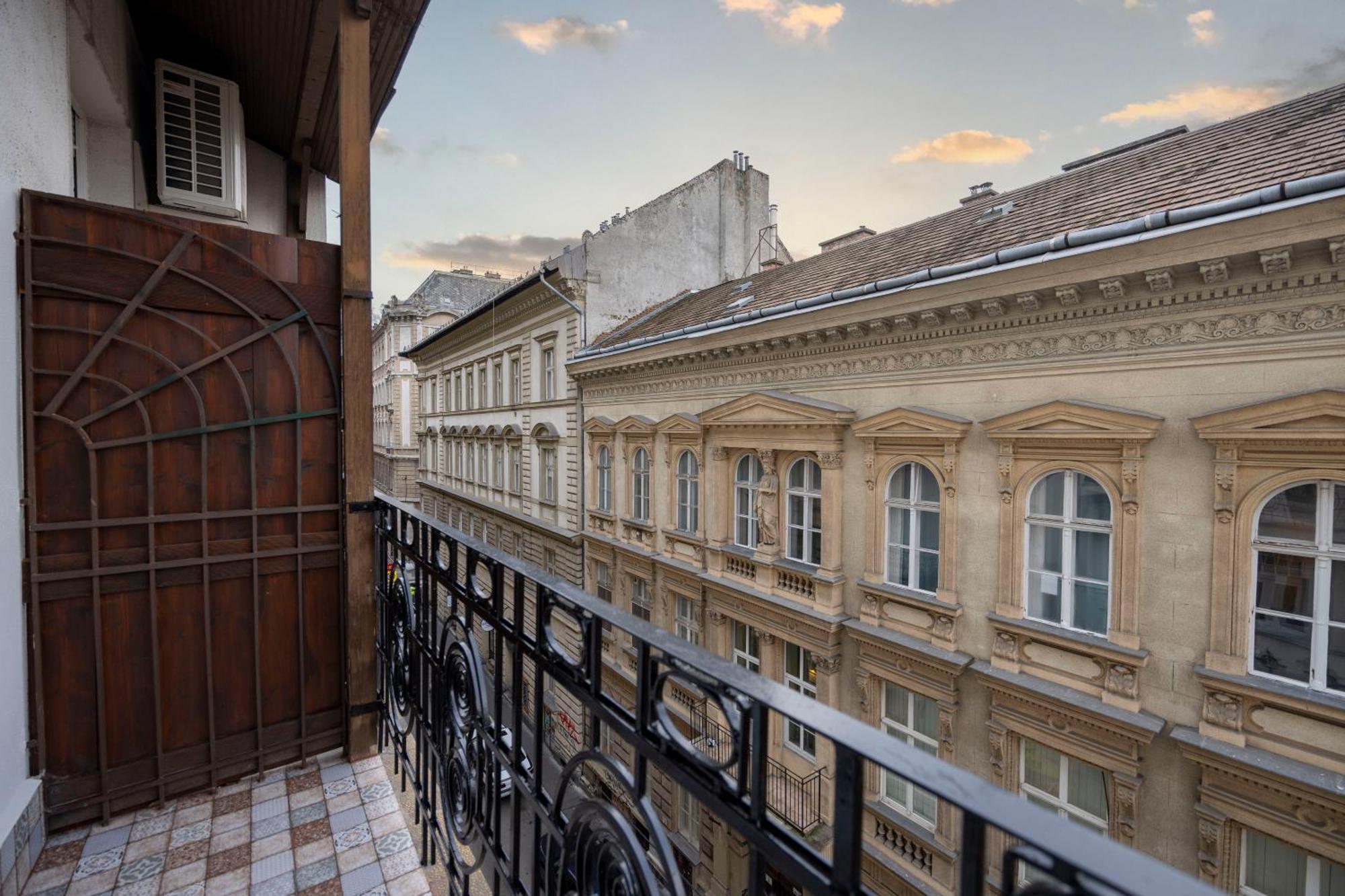 Luxurious Central 4Bedrm 3Bathrm Residence W/ Balcony Budapest Bagian luar foto